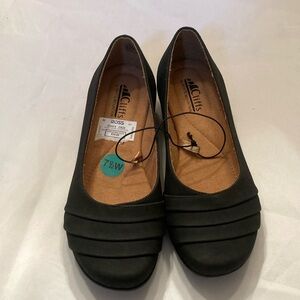 White Mountain “Cliffs” 7 1/2 W black flat shoes. NWT. Comfy casual!